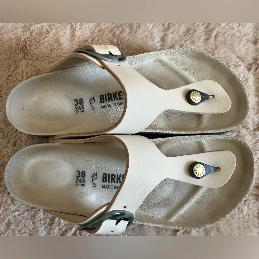 Birkenstock Gizeh Big Buckle Almond Sandals. Worn Once! - Picture 3 of 8